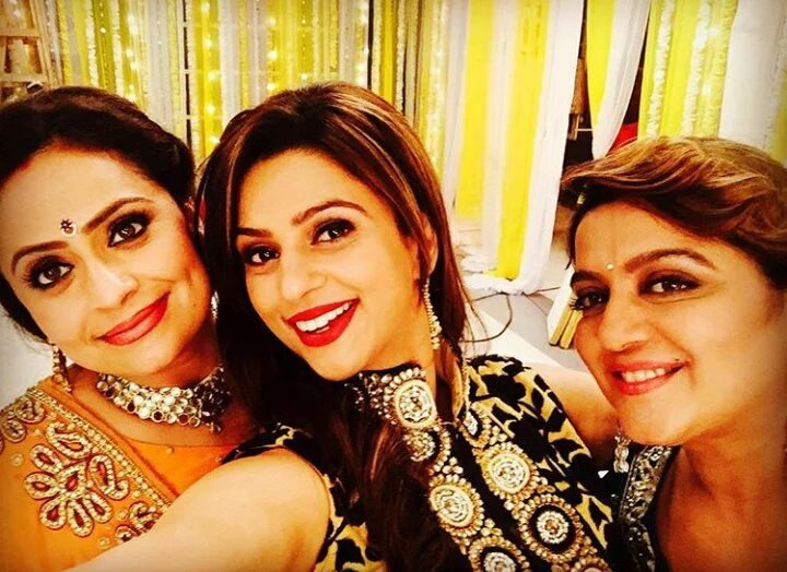 A_Qureshi26's tweet photo. @sonikachopra204 IG Update
@vaishnavimac #Pinni Mami #bebbe #leela G
#tashaneishq https://t.co/lhTD2BwozL