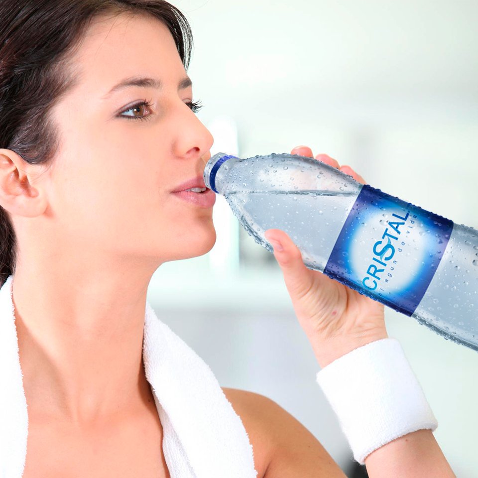 Antes y después de iniciar tu rutina refréscate con Agua Cristal.