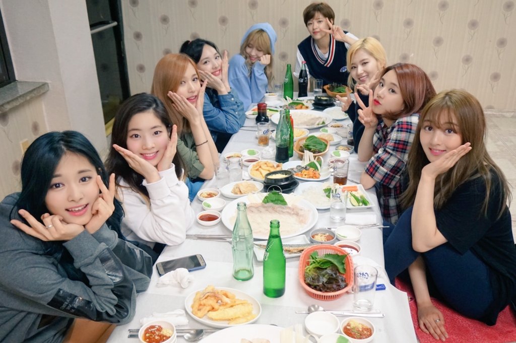 방금전 부산 행사 끝나고 회식 인증샷 올린 트와이스.jpg | 인스티즈