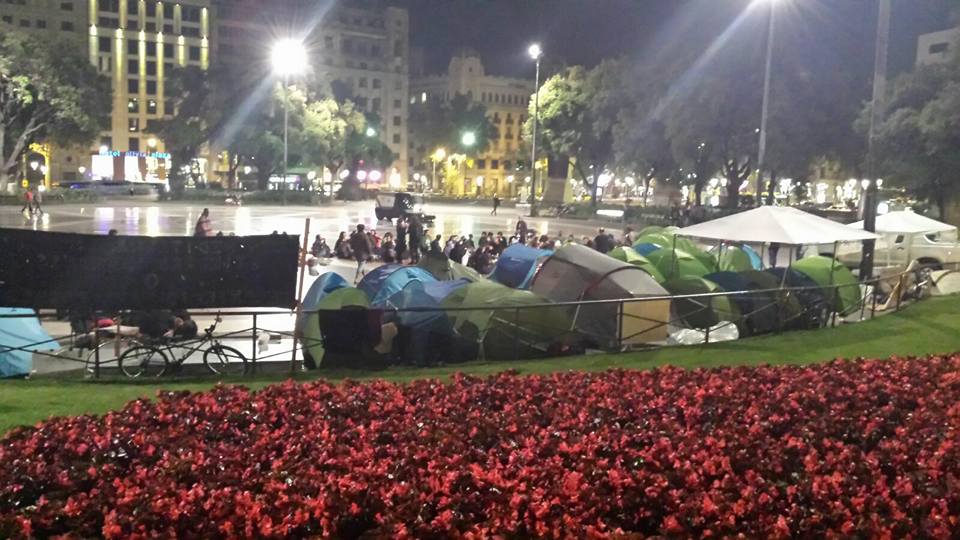 NitDempeusBCN's tweet photo. 26 tiendas de campaña y mas de 40 personas tomamos la Plaça Catalunya esta noche
Súmate! #WorldDebout #NitDempeusBcn https://t.co/KKaHBo06Gc