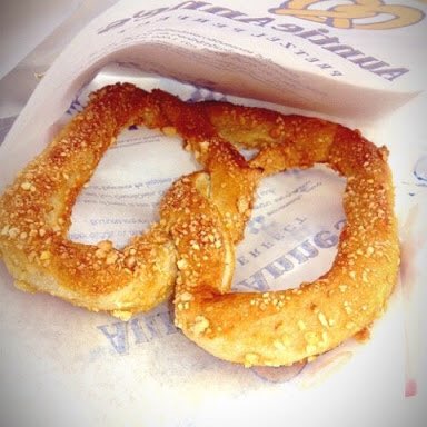 radenrauf's tweet photo. Premium pretzel almond auntie anne's ini kenyal kenyal empuk gimana gitu di mulut https://t.co/Tl0WU8jnyD
