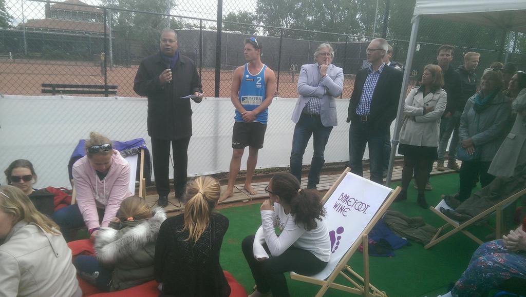 Opening beachvolleybal courts <a href="/NOHoutrust/">Never Out Houtrust </a> vanmiddag door wethouder @RSBaldewsingh #Beachvolleyballen  #Reportage