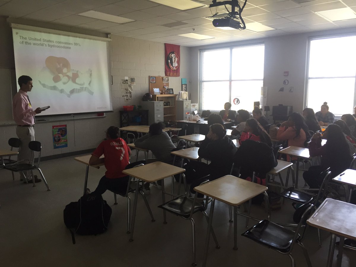 warren_keagan's tweet photo. Creating prescription drug abuse awareness at UHS. @SampsonSchools @ericcbracy @uhsjulie https://t.co/v3hqCLxg8S