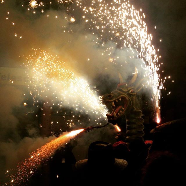 InstaDiables's tweet photo. #fire #dragon #fireworks #night #shadow #fumera #drac #correfoc #festes #badalona #catalonia https://t.co/lWPypnno6M