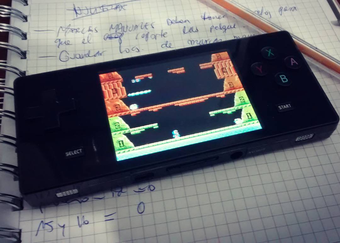 MiLadoNintendo's tweet photo. ¿Sin internet en el trabajo? ¡Ice Climber al rescate! 😁 #IceClimber #NES #NintendoNES #Nintendo #Dingoo #DingooA320 https://t.co/dpylSwjZLX