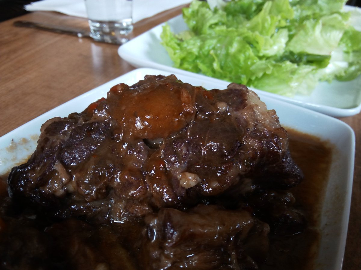 Ya falta poco para el toro y estamos preparando muchos platos como este: Rabo de toro guisado al vino tinto.