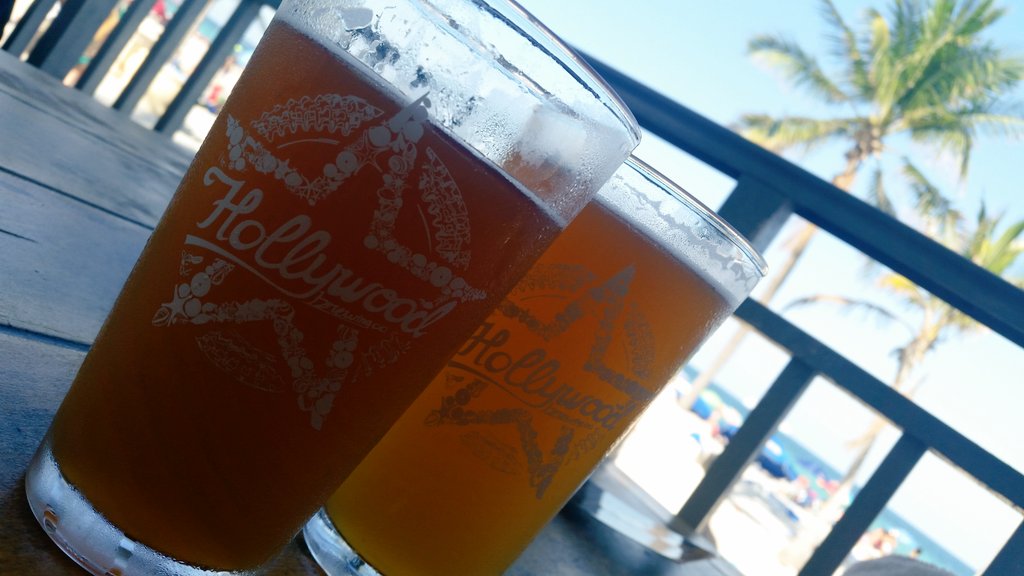 Props to <a href="/HollywoodBeerCo/">Hollywood Brewing Co</a> for their Mango IPA, perfect for the #beach view. #CraftBeer #SouthFlorida #americancraft