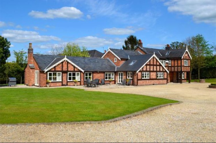 LockandParker's tweet photo. This outstanding property is an absolute MUST SEE! Set in a stunning 10acre plot in Chelford, Cheshire, £2,995,000 🌳 https://t.co/n4NiVa1iPb