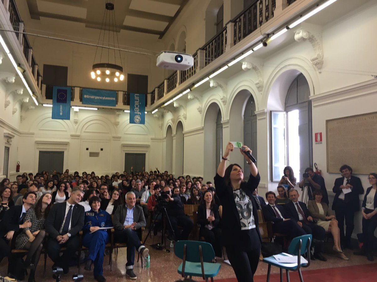 UNICEF_Italia's tweet photo. Selfie di massa per @GeppiC al lancio della campagna #EmergencyLessons. 
Visita il sito: https://t.co/jai2ABUnWd https://t.co/n8v3gMG1WX