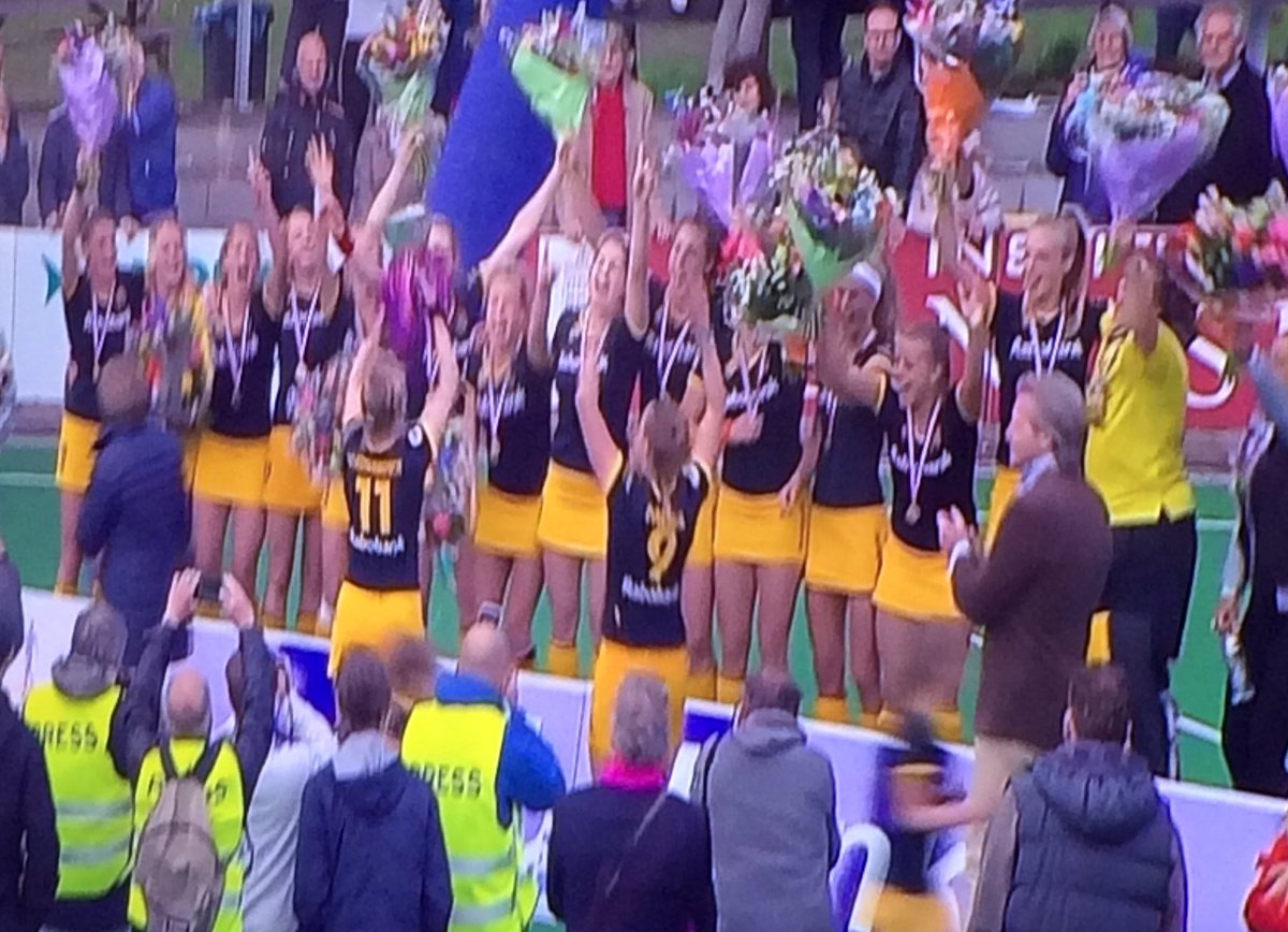 mijntjedonners's tweet photo. Zo sluit je een fantastische carrière af! In stijl! #dubbel #kampioenvanNederland # Europeeskampioen @VeraVorst 💛♠️ https://t.co/P7KHK52XBk
