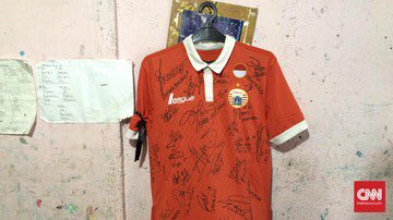13Troops's tweet photo. Jersey tdk akan mengobati luka keluarga, tapi jersey ini bentuk penghormatan terakhir tuk Fahreza, thx @Persija_Jkt https://t.co/1ZVAVWyJww