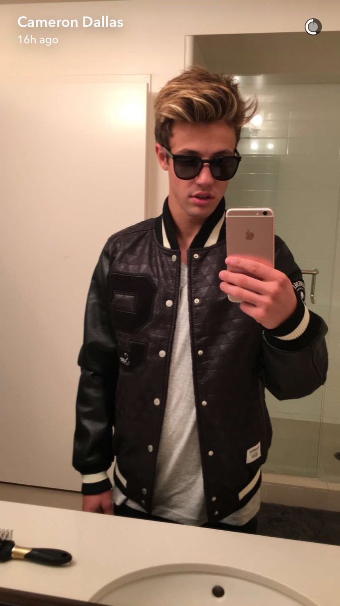 nuggetsforcam's tweet photo. Get a boy who can do both @camerondallas https://t.co/KtrFt8ziXX