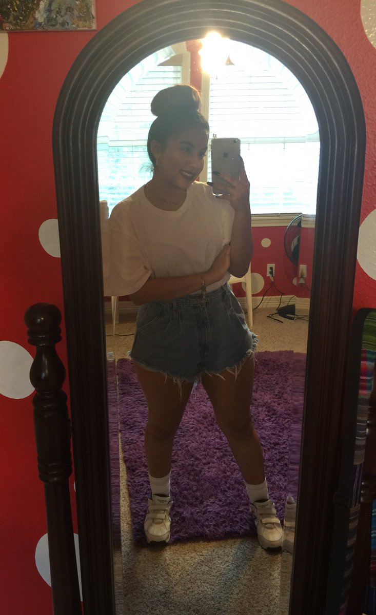 maribyvelez's tweet photo. 90's? Lol I tried #KFseniorweek https://t.co/GqzIbQgMck