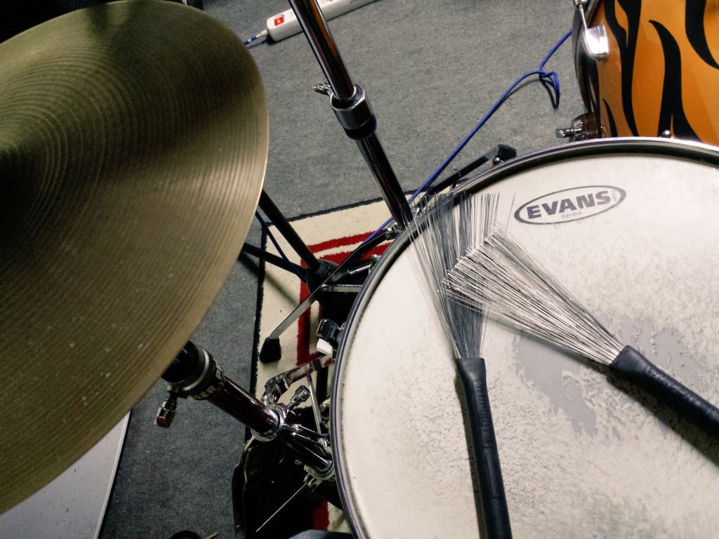 BertoCordeiro's tweet photo. Preparando concierto acústico con @dreamsofdolly Falta confirmar fecha #Drums #AmokTour https://t.co/3TfpLWAmvj