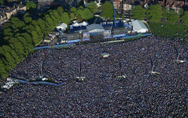 FutebolMkt's tweet photo. #HavingParty | Mais de 100 mil pessoas foram para as ruas celebrar a @premierleague do #Leicester (@LCFC): https://t.co/ra5I1TAPCb