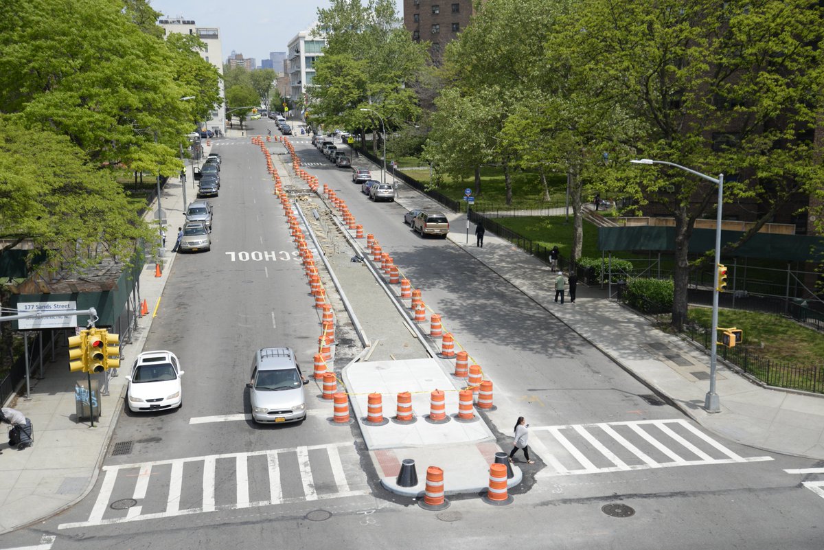 nycgob's tweet photo. Así avanza la nueva isleta de concreto en #GoldSt/#SandsSt. #Brooklyn https://t.co/4deYIFyExp @NYC_DOT #SIM
