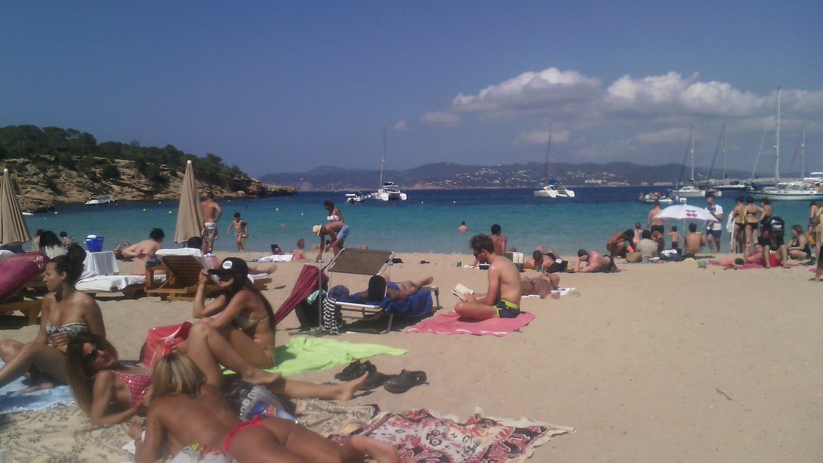 susiman68's tweet photo. Primer dia d playa, aunq el agua aun esta helada.. Y sin neopreno no m meto https://t.co/UaQq7JlfzD