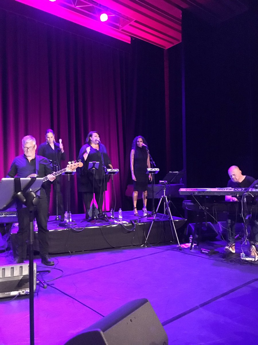 noellevdhagen's tweet photo. Spetterend optreden van #RoyalDutchScam vanavond in #Floralis Lisse! https://t.co/kzxOj8Qyjg