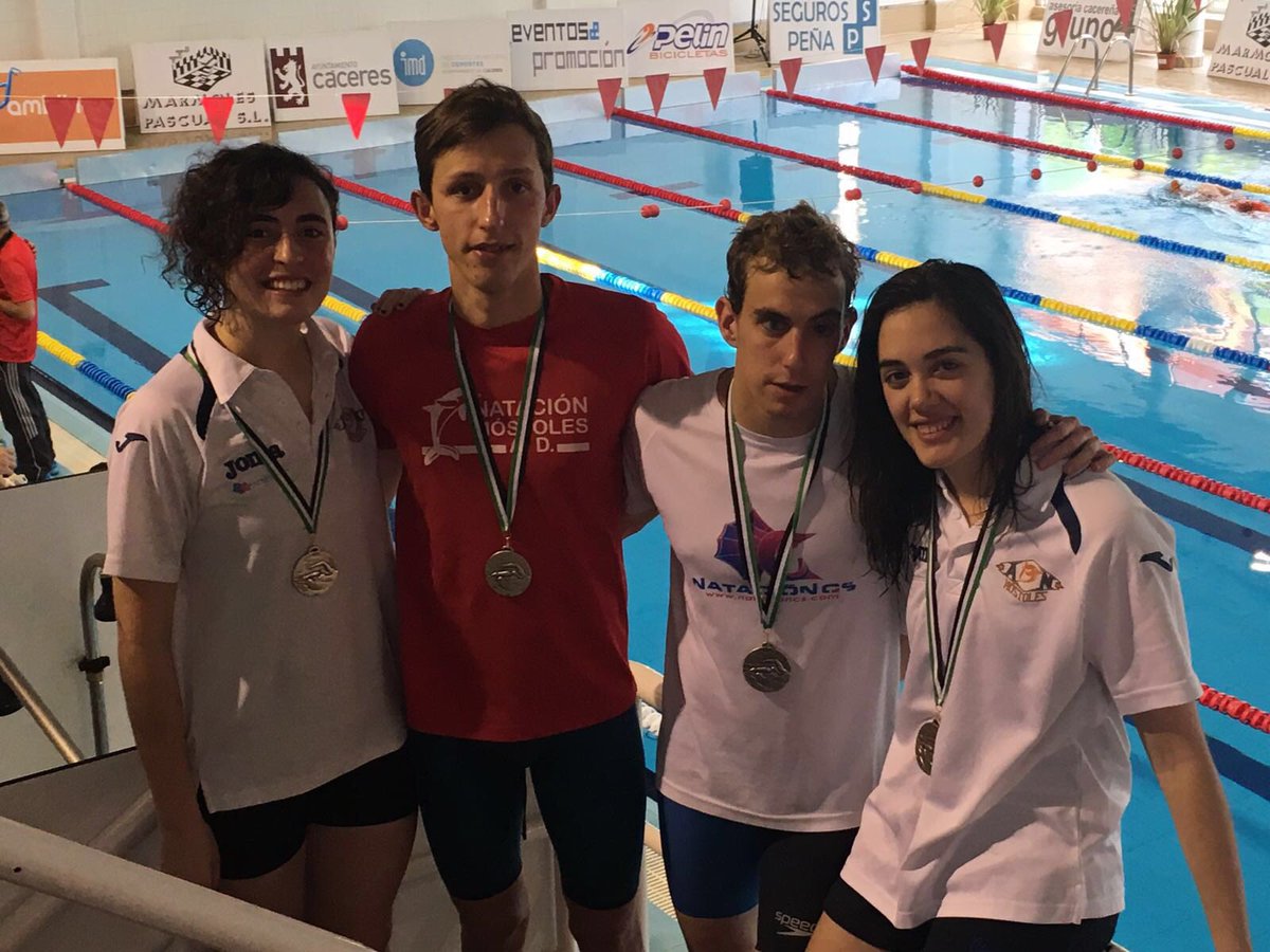 canteroswimmer's tweet photo. Plata en el 4x50 libres mixto de Cáceres. Medalla muy especial como recuerdo de un gran campeonato https://t.co/SWIk0tK6eO
