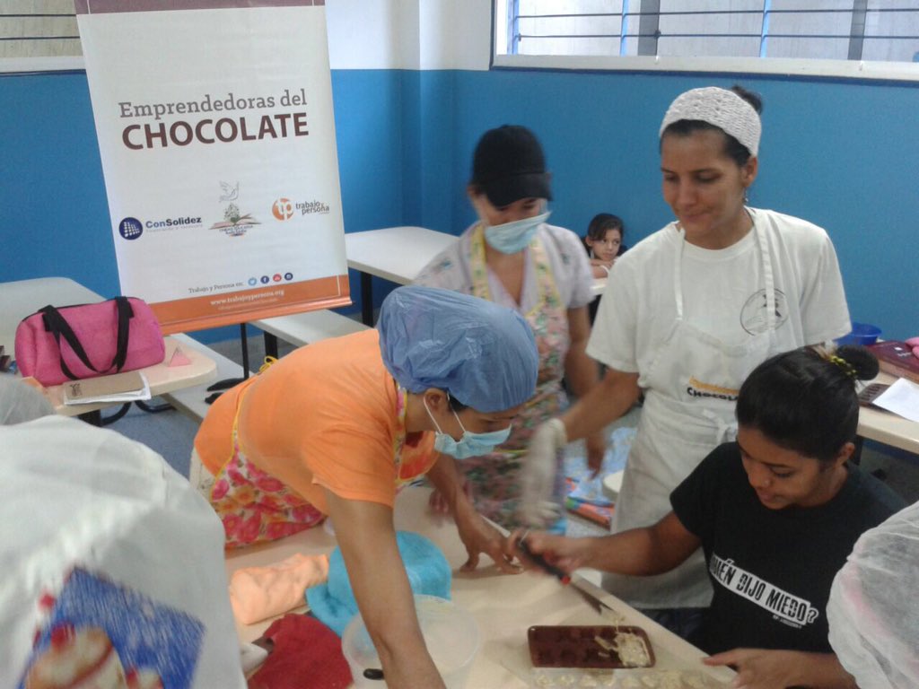 TrabajoyPersona's tweet photo. Las #EmprendedorasdelChocolate de #ElPauji siguen aprendiendo a #temperar #chocolate https://t.co/KsWT4o1Hd0