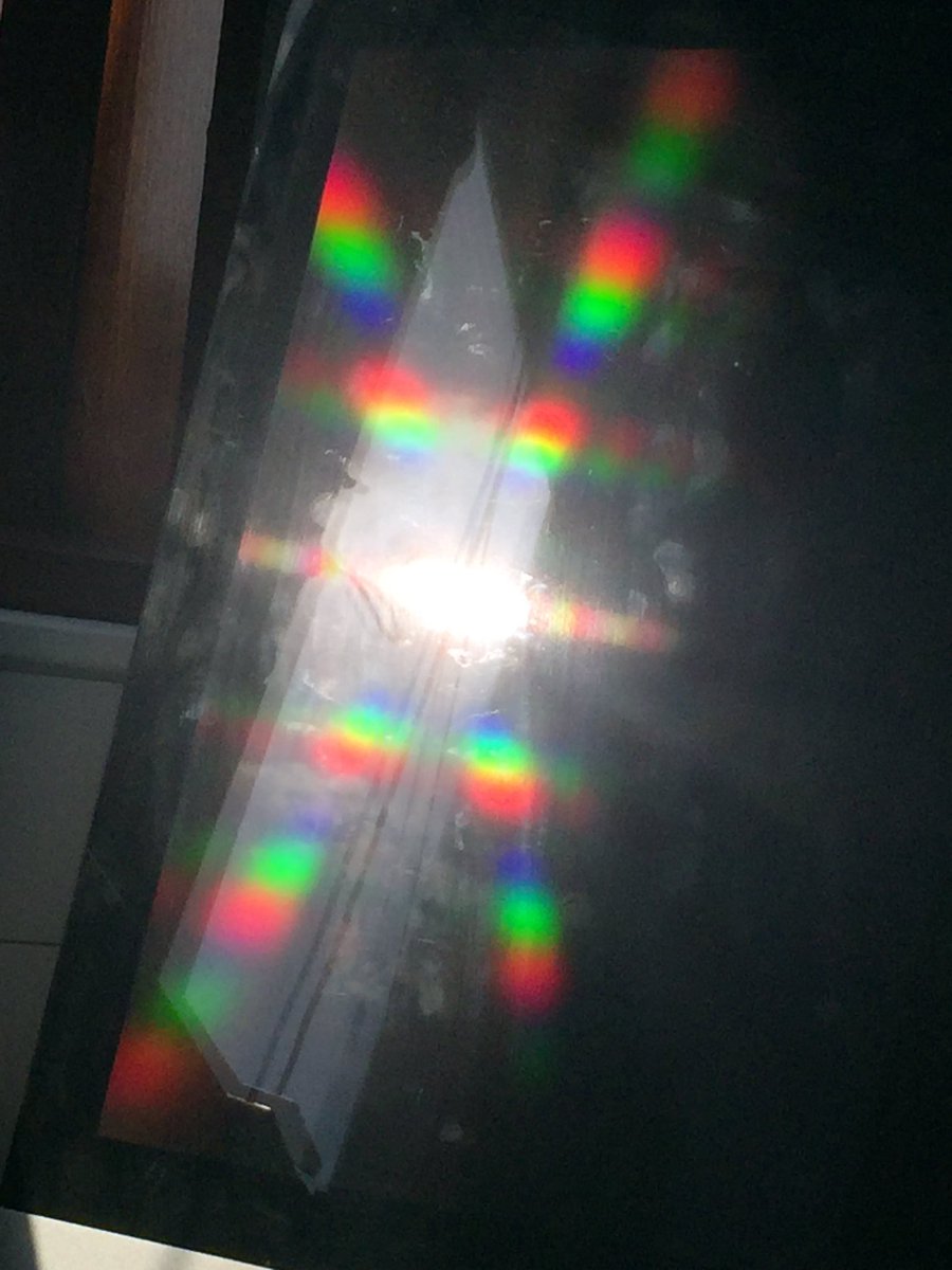 girl_in_physics's tweet photo. EPIC diffraction pattern on computer monitor screen! #Rainbow #Diffraction #PhysicsAroundUs 🌈😮😎⚛👌🏻 https://t.co/2ZrVgejXmt