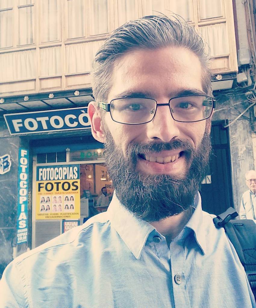conecta's tweet photo. Hace 13 años empecé a trabajar como diseñador, todo empezó en la pequeña copisteria que veis detrás mio 💚💛💜 #Copist… https://t.co/GcbagZG0MG