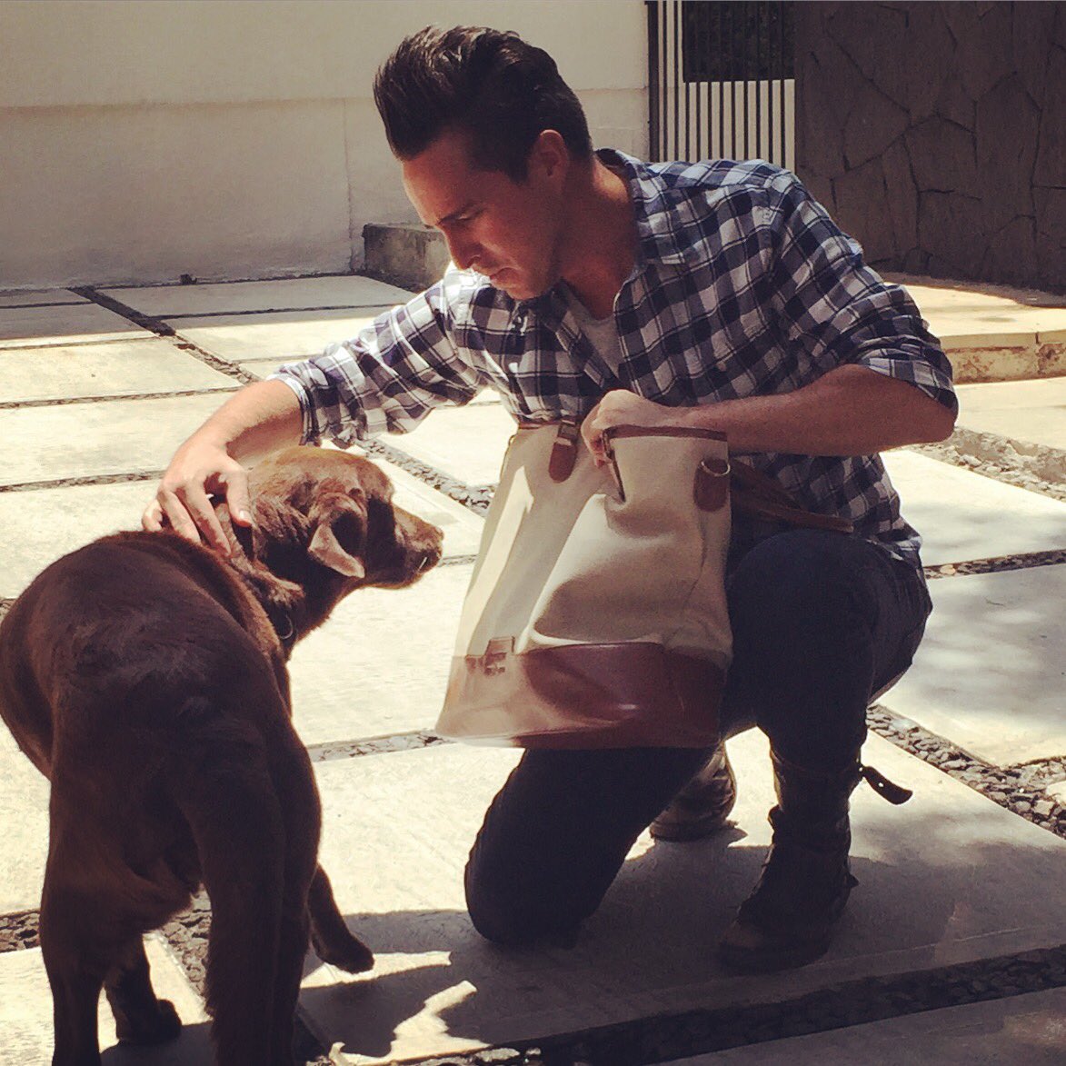 AlexMidi's tweet image. Mi look @dockersmx de hoy y #Galatea deseándome un buen lunes antes de salir a la grabación de hoy.. #producerlife 🐾