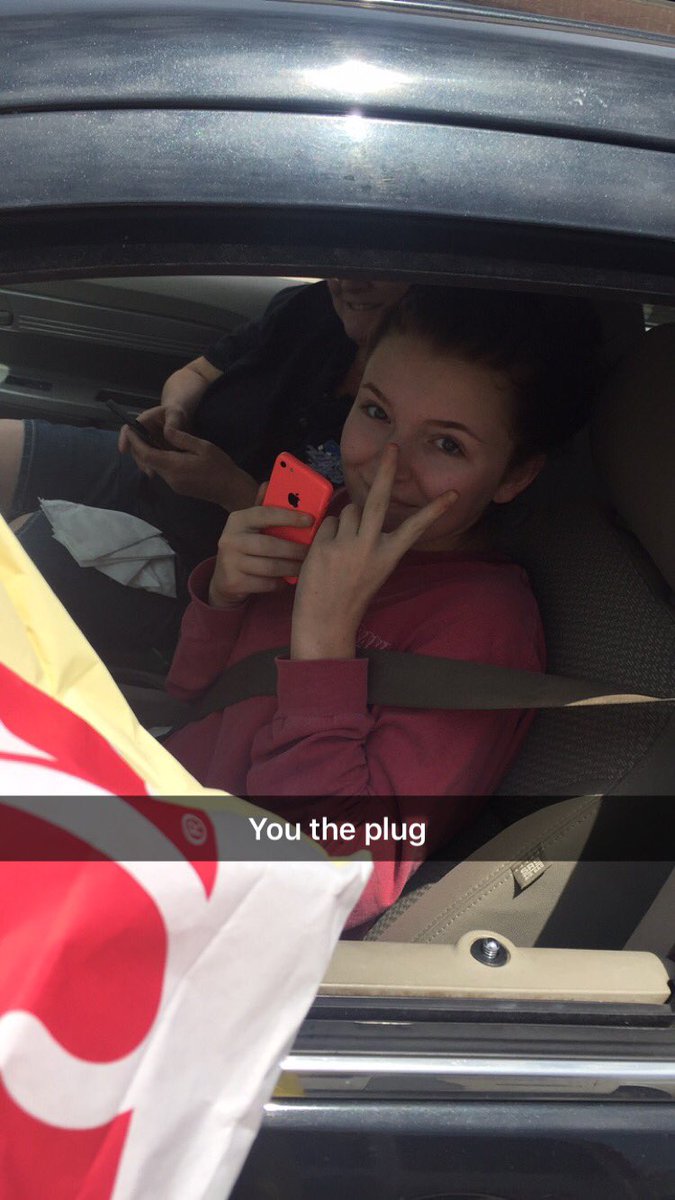pamelaaaaaaa__'s tweet photo. @jaayyccee__ she actually brought me food :) #gf #goals #shereal #plug #ihatechicken #friesb4guys https://t.co/V3xPf2W1mf