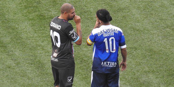 YouTube: Ronaldinho provoca un'invasione di campo in amichevole contro Adriano