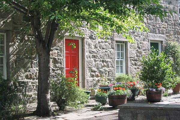 EverythingHomeD's tweet photo. In Scotland, home owners paint their front door red when they pay off their mortgage https://t.co/IH1oKFTk9P