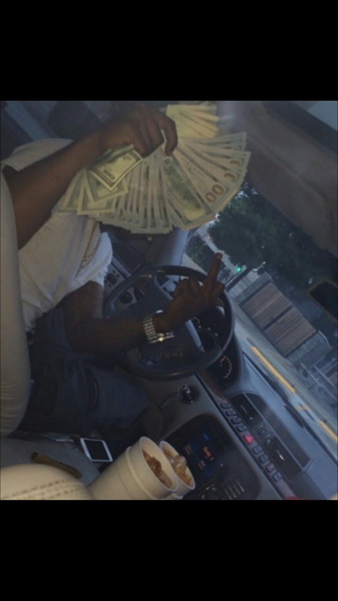 Cashflowscotty's tweet photo. I stay with 💵💸🙏🏾 fuck yo plug hoe 🤑 https://t.co/I9gabrbxdX
