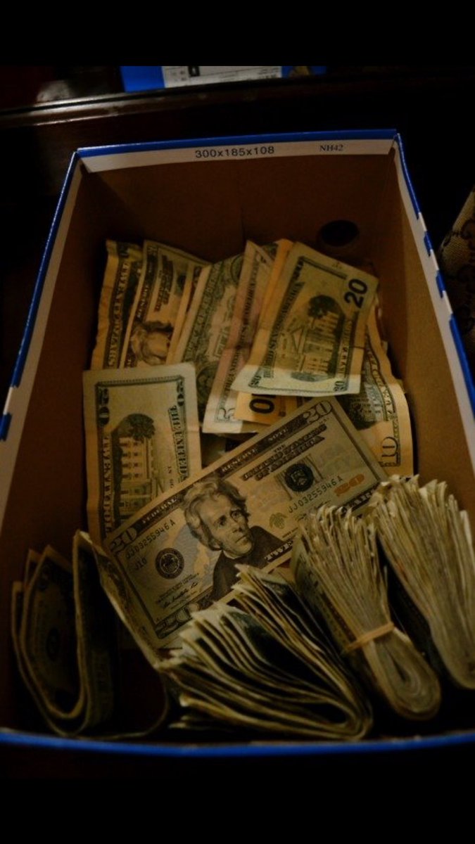 Cashflowscotty's tweet photo. I stay with 💵💸🙏🏾 fuck yo plug hoe 🤑 https://t.co/I9gabrbxdX