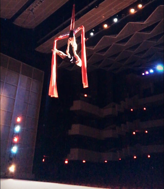 TaniaHolt's tweet photo. Warm up w Sasha and Regina Symphonie for #cirquedelasymphonie #splits #aerialsilks #flyinghigh https://t.co/EcFmMtX1Ry