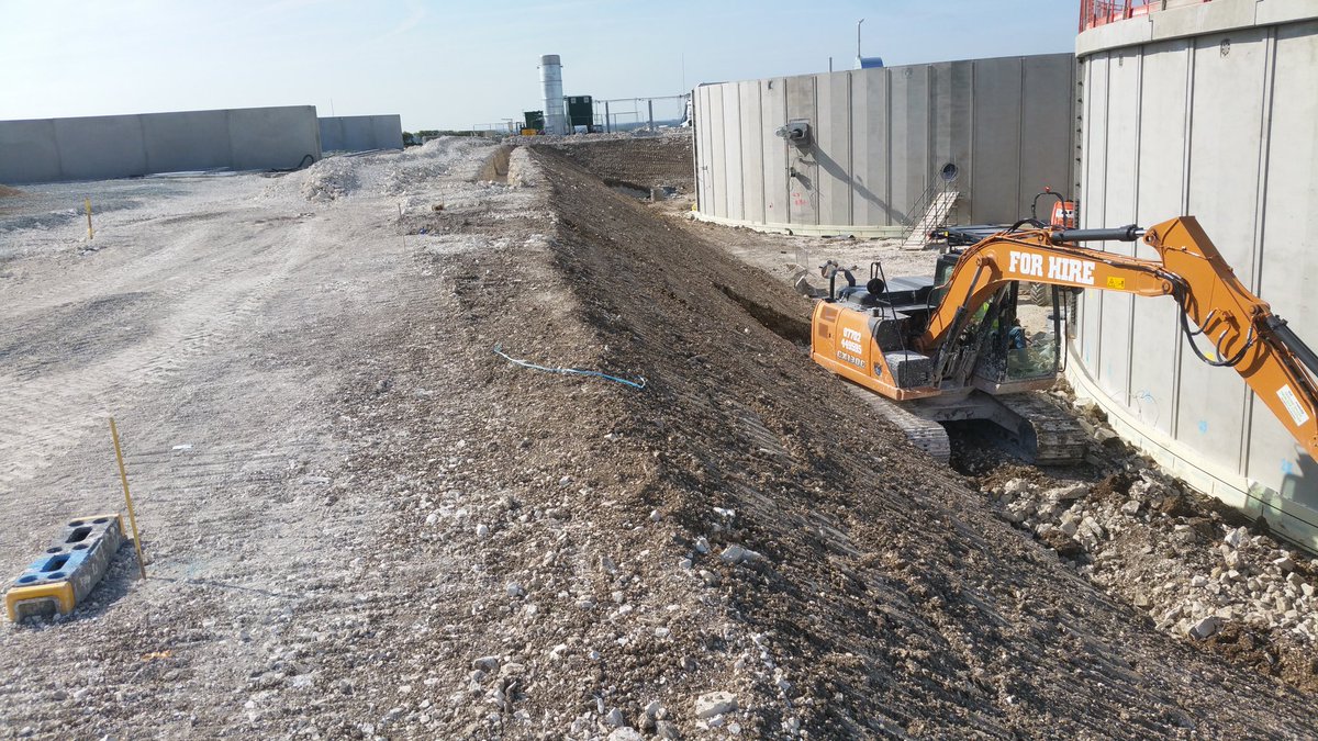 WillbuildUk's tweet photo. Digging out feed hopper this morning . https://t.co/McGaF9CebM