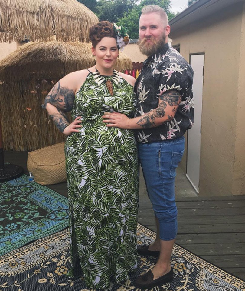 Plus-size model Holliday posts nearly naked pregnancy pic to she&#039;s | TooFab |
