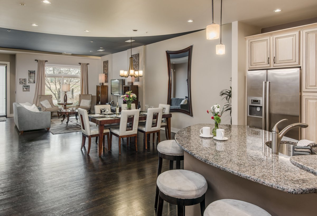 PlaylistProp's tweet photo. https://t.co/oLigjSksbq Downtown in the West End! Across the street from Centennial Park &amp; The Parthenon! Sleeps 6 https://t.co/h5ma01Dygv