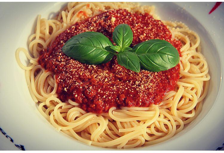 RestauracjaWega's tweet photo. Jeżeli są tu wielbiciele makaronów, to koniecznie zapraszamy na nasze Spaghetti Bolognese! https://t.co/hr8IqLj0Ta https://t.co/v8xZJZbQsy