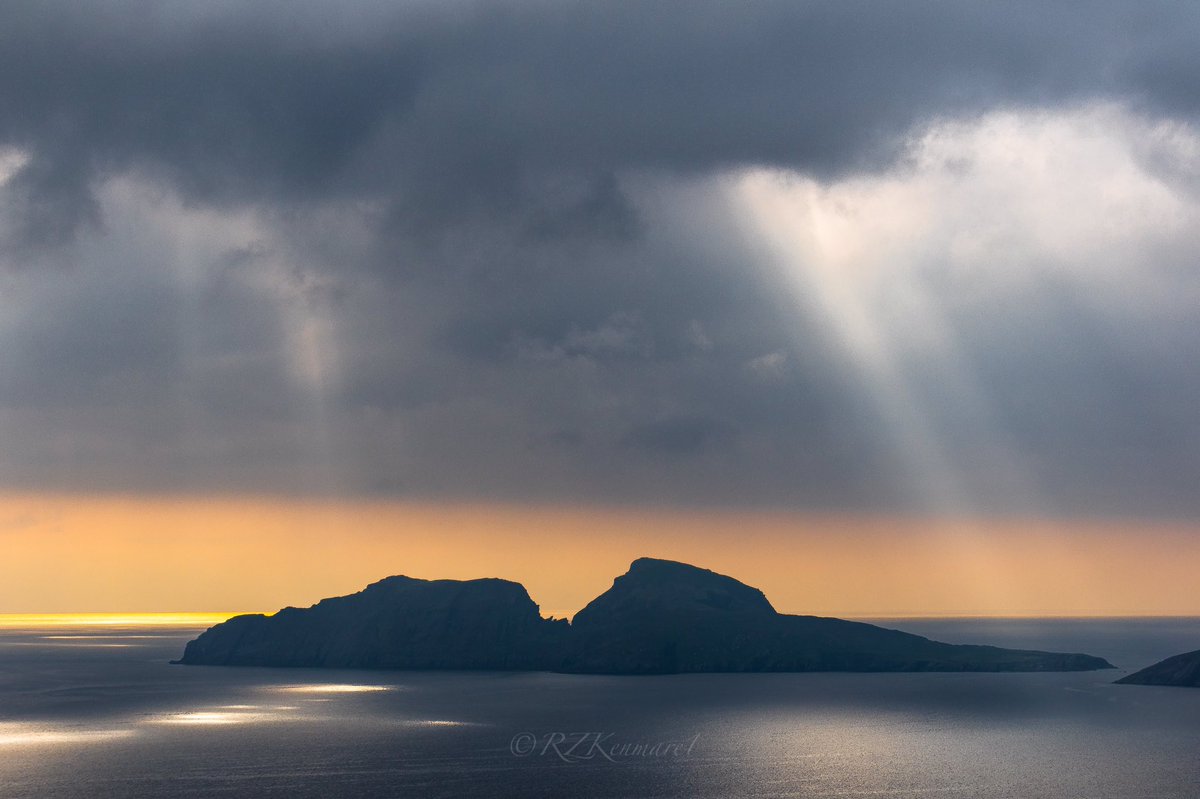 RZkenmare's tweet photo. Chasing the light in County Kerry . Puffin Island Co.Kerry #loveireland @DiscoverIreland @go_kerry https://t.co/k9NqAmhOvr