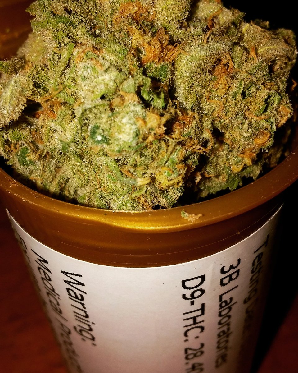 FlicksAndStems's tweet photo. Wake and Bake with a classic! Some fuego Blue Dream from @GValleyWellness in Talent, Oregon! With a heafty 28% THC. https://t.co/UVbVMshAm0