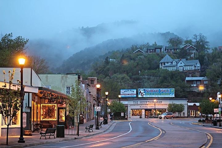 VisitPikesPeak's tweet photo. A little bit chillyness to start off the week in @ilovemanitou #visitpikespeak #springinco… https://t.co/6MTjg4WsEL https://t.co/AhfPT9IvO9