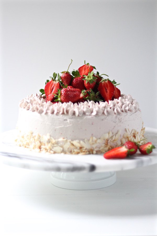 bessiebakes's tweet image. Dreamy #glutenfree Strawberry Cake and Less Sweet Meringue Buttercream! bessiebakes.com/dreamy-strawbe…