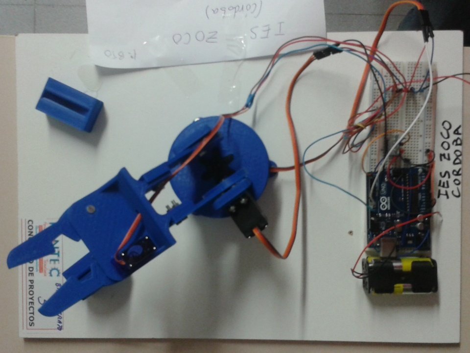 AptaMalaga's tweet photo. Brazo robótico #IESZoco en la II Feria Andaluza de Tecnología #FANTEC2016 @aptandalucia https://t.co/RGmblMjT6s