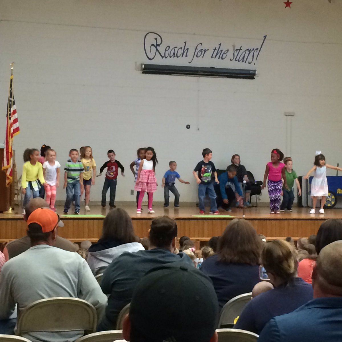 DrmartinPSU's tweet photo. Kindergarten talent show! #tinyvikes https://t.co/8mMY83ta71