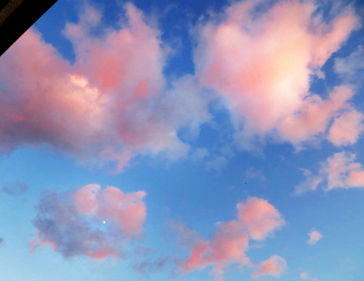 Kippalainen's tweet photo. Jooo... mitä voi sanoa iltana, jolloin taivas näyttää pinkin sydämen...??!
#valokuvaus #pilvi #photo #clouds #sydan https://t.co/P2MOhy3q6S
