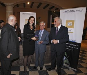 Expofooding1's tweet photo. #expofooding awarded Ana Mª Almasan of #asociacióndiplómaticosespaña of #embajadaRumaniaEspaña  #ADE https://t.co/rYVOVf0Nz0