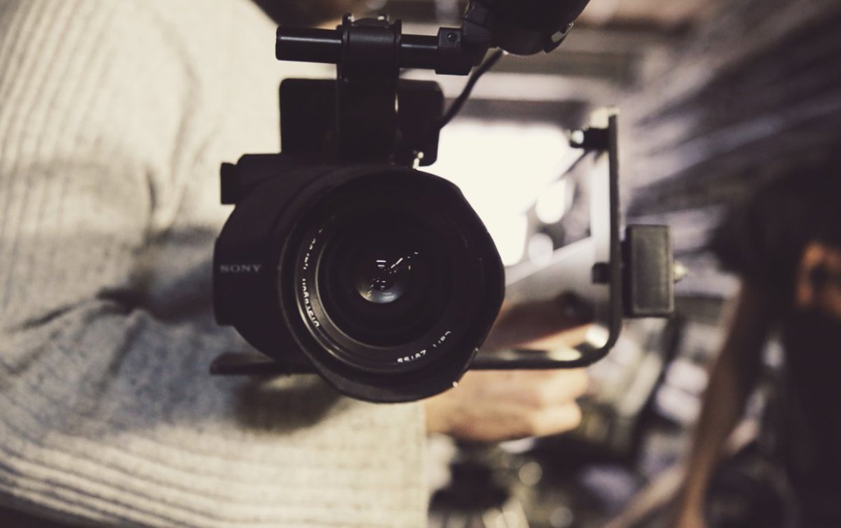 CollectivEdge's tweet image. Want to start #vlogging but don't know where to start? Follow our top tips ow.ly/GzgF3002gBM #vlogtips