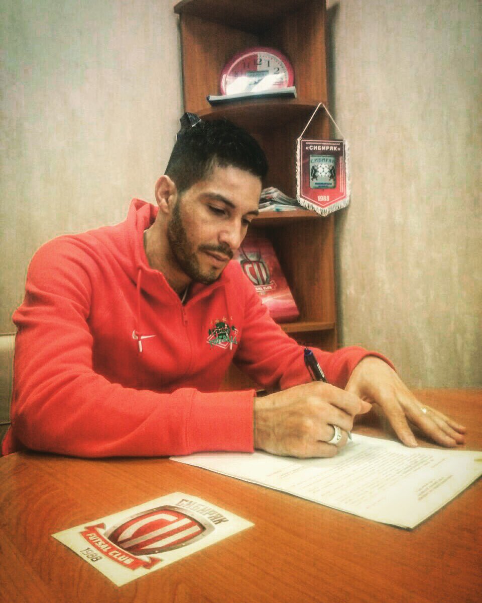 fivecompany's tweet photo. MERCADO DE TRANSFERÊNCIAS
Pivô Simi Saiotti renova por 3 temporadas com o Sibiryak da Rússia
#mercado2016/2017 🇷🇺 https://t.co/LhlY4Itqwz
