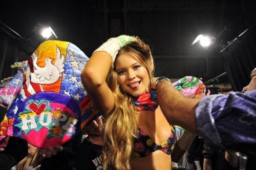 VSAngelsBrasil's tweet photo. It's her birthday, it's her birthday 💥🎉🎈 #YoungBee #PinkGirlDays https://t.co/seJ9ZN0iRg
