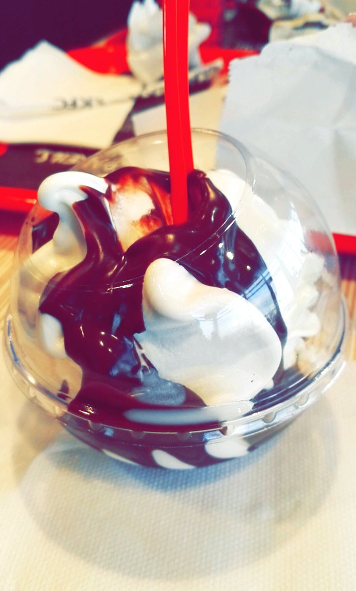 AnaisLrt06's tweet photo. Ma plus belle photo ! 😍🙈🎉🍦 #KreamBall #KFC https://t.co/evBWU9tYDy