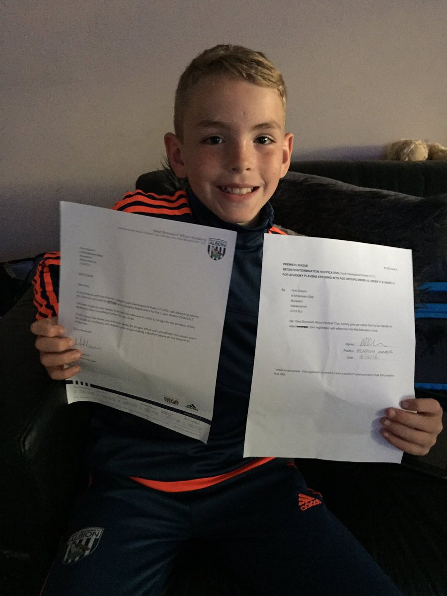 osborn_v85's tweet photo. One happy Finn tonight! ⚽ Another year at West Brom! ⚽ The dream continues . . . Future number 1! @BenFoster https://t.co/6DLKIuVZhn